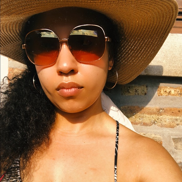 Meet your Posh ambassador , Ashley๐ - Picture 3 of 12